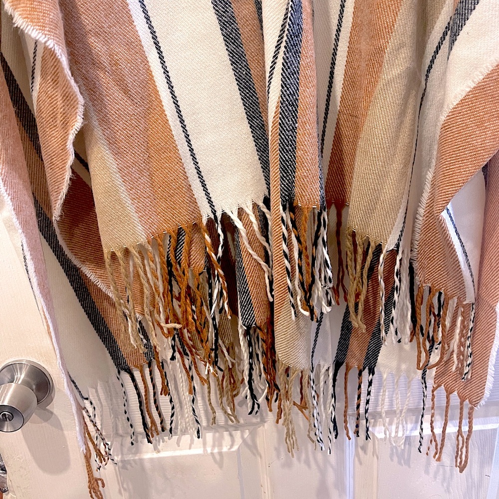 Classic fall/winter Ruana. Perfect layer. - Picture 4 of 8